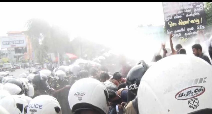 කැලණි සරසවිය අසල අන්තරේ විරෝධතාවට ජල ප්‍රහාර